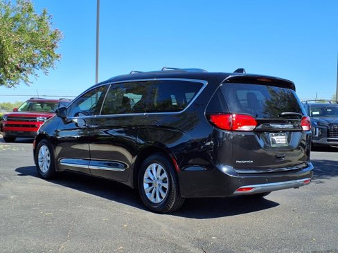 Used 2019 Chrysler Pacifica Touring-L image 4