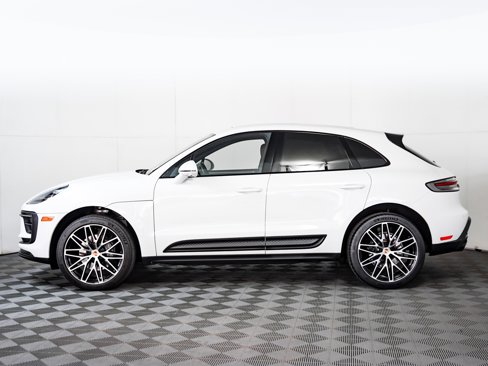 Certified 2023 Porsche Macan image 2