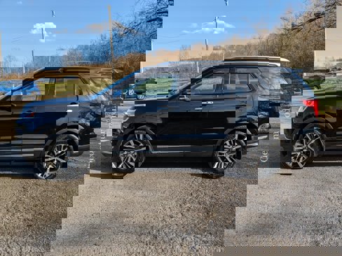 Used 2018 Ford Explorer Platinum image 2