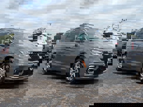 Used 2022 Chrysler Pacifica Touring-L image 2