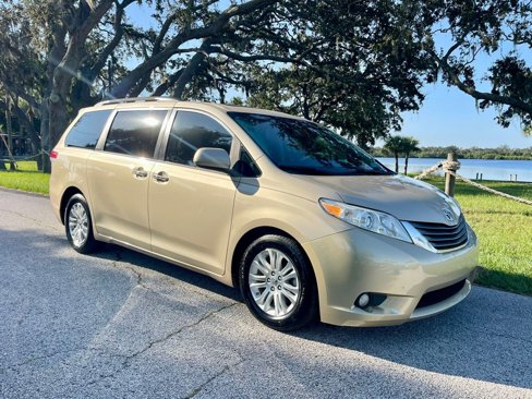 Used 2014 Toyota Sienna XLE image 6