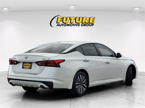 Used 2023 Nissan Altima 2.5 SV w/ SV Premium Package image 4