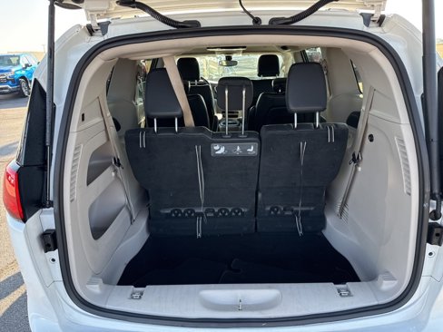 Used 2018 Chrysler Pacifica Touring-L image 10