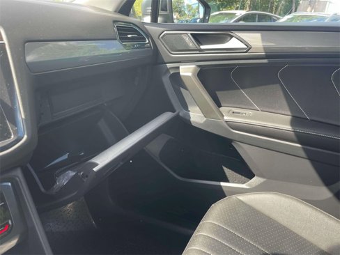 Used 2022 Volkswagen Tiguan SE w/ Panoramic Sunroof Package image 34