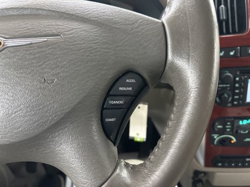Used 2005 Chrysler Town & Country Limited image 30