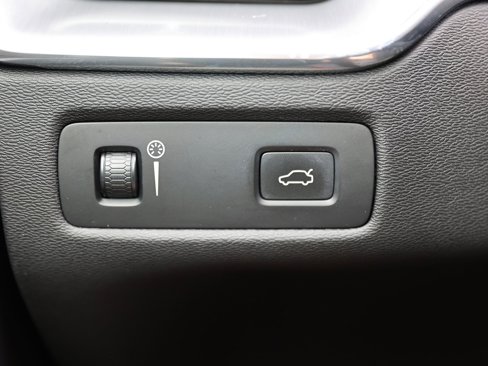 Used 2019 Volvo XC60 T5 Momentum w/ Multimedia Package image 35