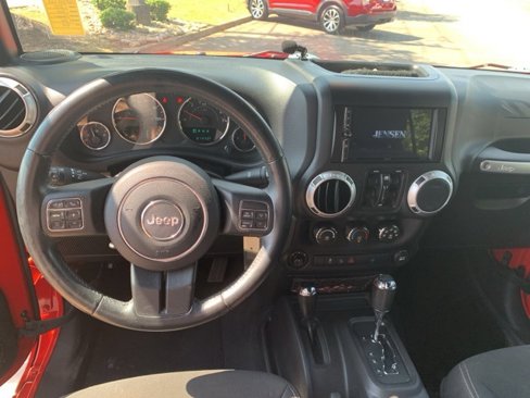 Used 2015 Jeep Wrangler Unlimited Sahara w/ Connectivity Group image 14