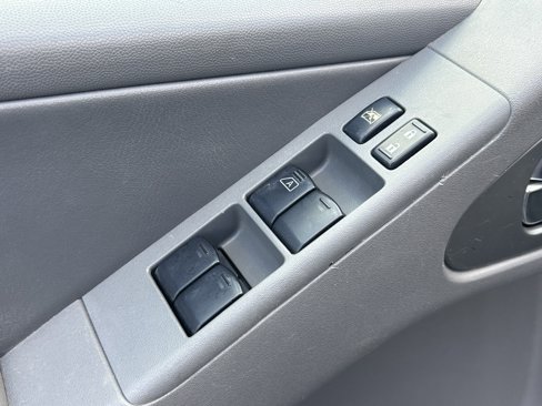 Used 2012 Nissan Frontier SL image 16