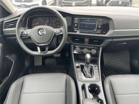 Used 2021 Volkswagen Jetta SE w/ SE Cold Weather Package image 13
