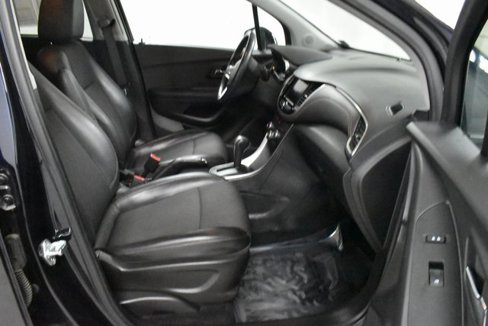 Used 2022 Chevrolet Trax LT w/ LT Convenience Package image 14