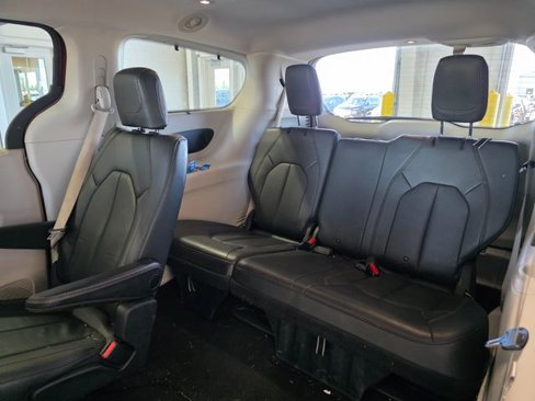 Used 2017 Chrysler Pacifica Touring-L Plus image 11