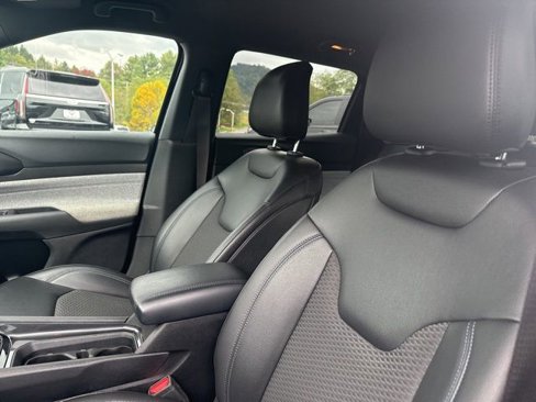 Used 2023 Jeep Compass Latitude image 11