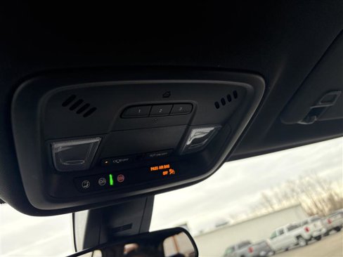 Used 2022 Chevrolet Traverse LT image 24