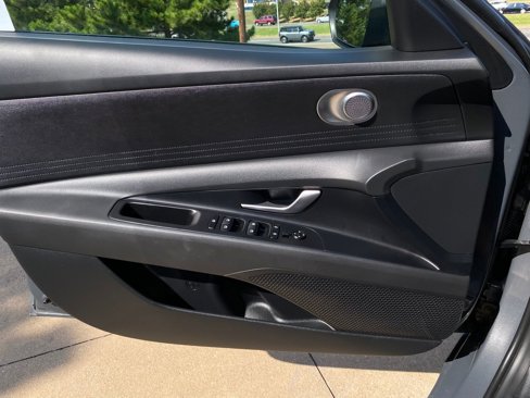 Used 2025 Hyundai Elantra SE w/ Cargo Package image 25