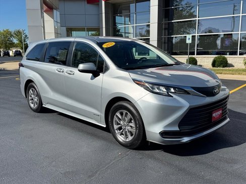 Certified 2021 Toyota Sienna LE image 1