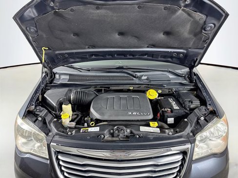 Used 2013 Chrysler Town & Country Touring image 26