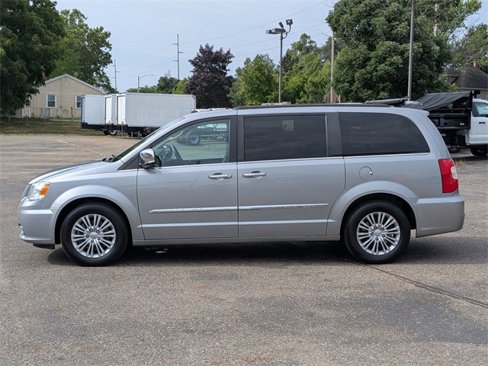Used 2015 Chrysler Town & Country Touring-L w/ Driver Convenience Group image 2