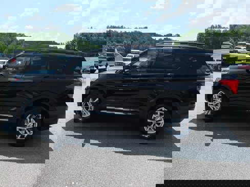 Used 2022 Ford Explorer XLT w/ Equipment Group 202A image 6