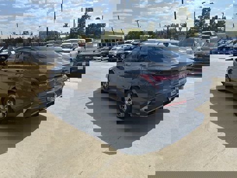 Used 2025 Hyundai Elantra SE image 5