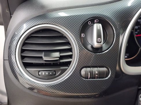 Used 2013 Volkswagen Beetle 2.0T image 21