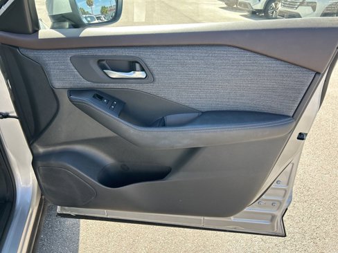 Used 2023 Nissan Rogue SV image 35