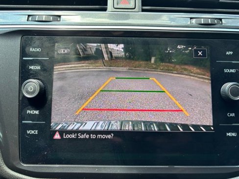 Used 2021 Volkswagen Tiguan SE image 16