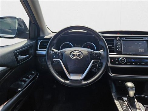 Used 2018 Toyota Highlander XLE image 11