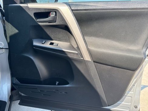 Used 2018 Toyota RAV4 LE image 21