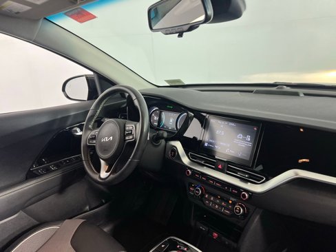 Used 2022 Kia Niro EX image 34