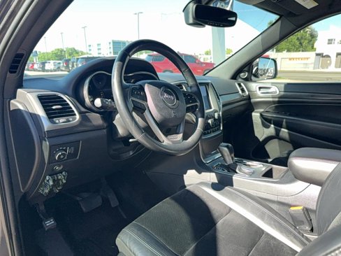 Used 2018 Jeep Grand Cherokee Altitude image 14
