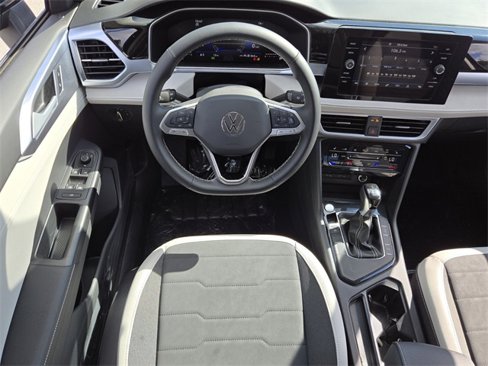Used 2025 Volkswagen Taos SE image 8