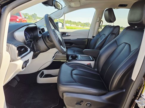 Used 2024 Chrysler Pacifica Touring-L image 13