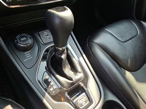 Used 2020 Jeep Cherokee Latitude Plus image 14