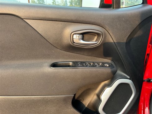 Used 2018 Jeep Renegade Latitude w/ Popular Equipment Group image 11