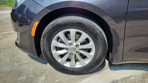 Used 2019 Chrysler Pacifica Touring-L image 37