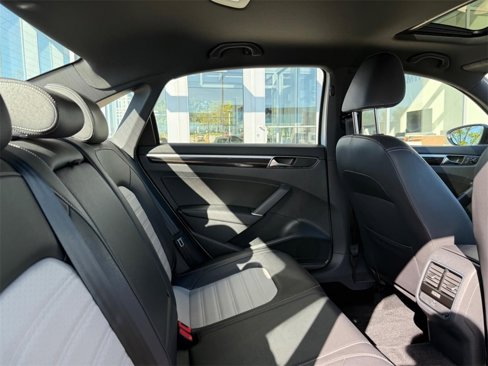 Used 2018 Volkswagen Passat 3.6 image 9