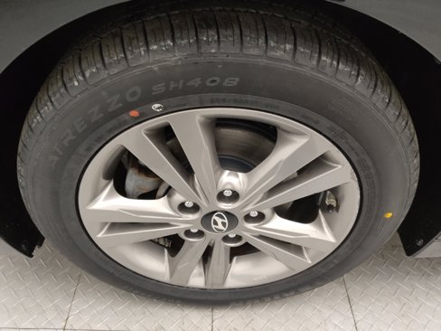 Used 2017 Hyundai Elantra SE image 31