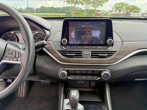 Used 2023 Nissan Altima 2.5 SV image 9