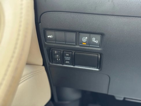 Used 2017 Nissan Armada SL image 32