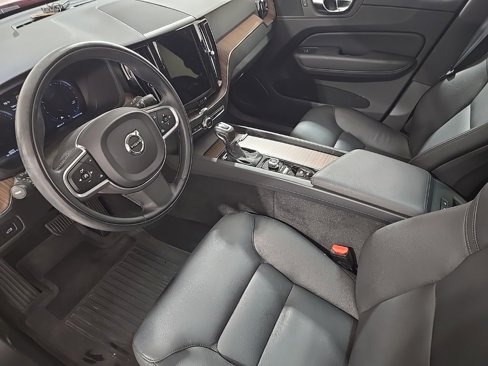Used 2021 Volvo XC60 T5 Momentum w/ Climate Package image 19