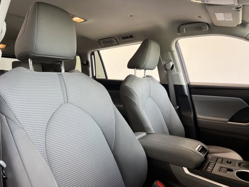 Used 2021 Toyota Highlander L image 18