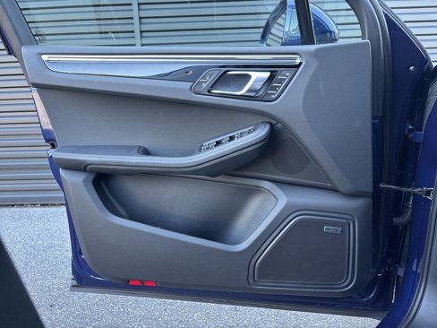 Certified 2025 Porsche Macan image 14