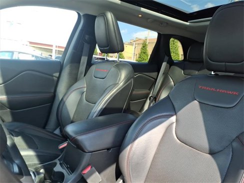 Used 2019 Jeep Cherokee Trailhawk image 6