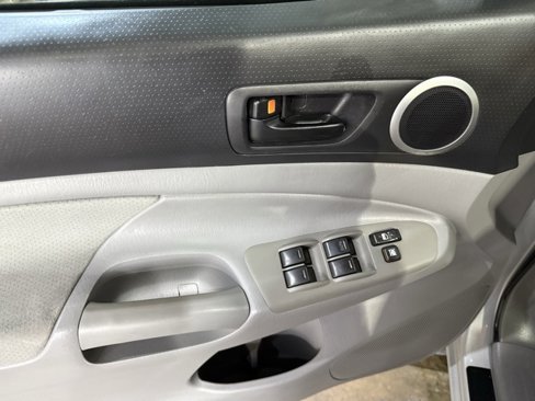 Used 2010 Toyota Tacoma PreRunner image 9