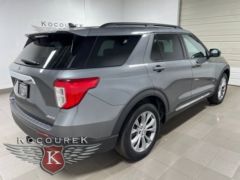 Used 2022 Ford Explorer XLT w/ Equipment Group 202A image 6