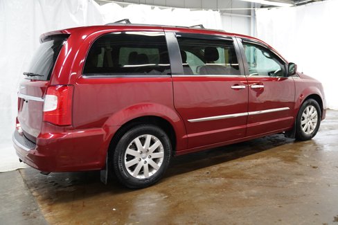 Used 2016 Chrysler Town & Country Touring w/ Driver Convenience Group image 3