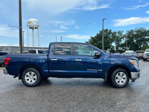 Used 2018 Nissan Titan SV image 4