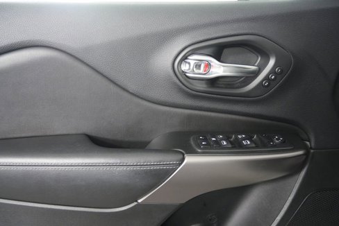 Used 2019 Jeep Cherokee Overland w/ Technology Group image 9
