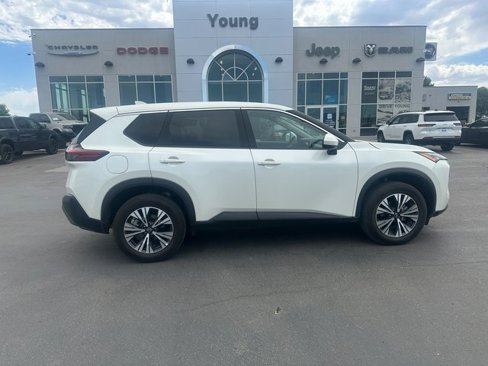 Used 2023 Nissan Rogue SV image 2