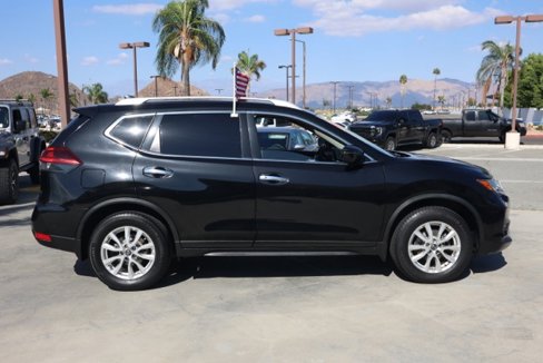 Used 2018 Nissan Rogue SV image 3
